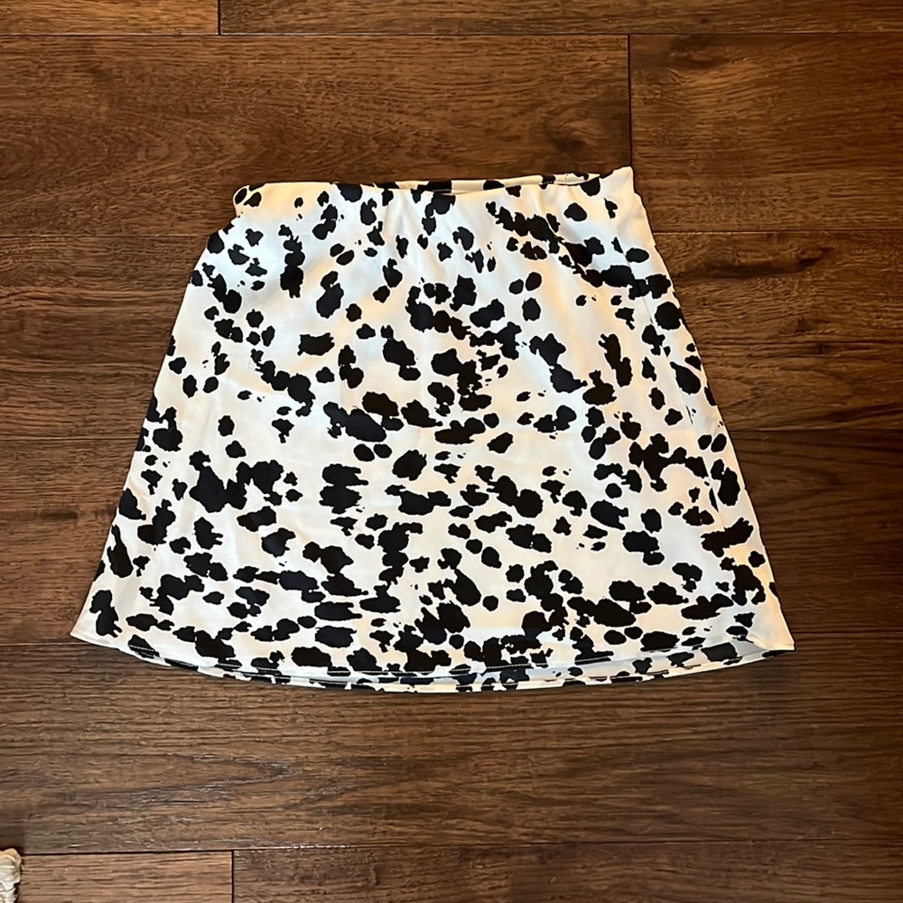 Black and white spotted skirt. Flexible waist and a slip included